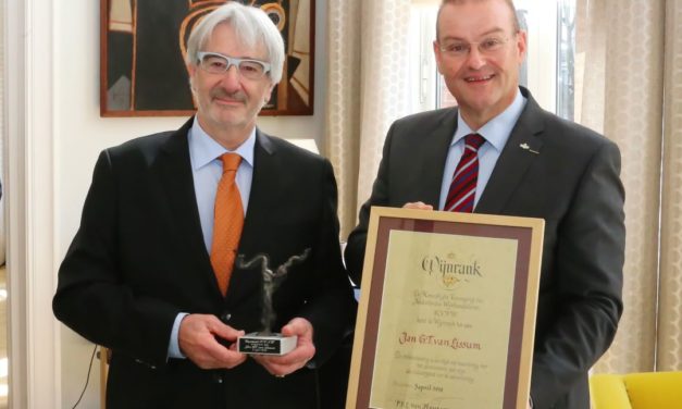 Jan van Lissum ontvangt KVNW Wijnrank