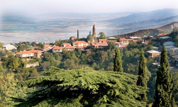Toscaans dorpje met Chinese Muur in de Kaukasus