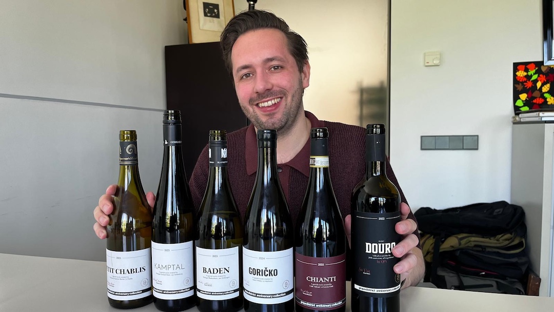 Laurence Reintjens met verjaardagswijnen kopie Grapedistrict-wijninkoper Laurence Reintjens met de verjaardagswijnen